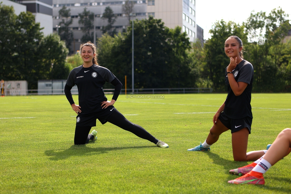 Trainingsauftakt Sturm Graz Damen
OEFB Frauen Bundesliga, Trainingsauftakt SK Sturm Graz Damen, Postplatz Puntigam, 17.07.2023. 

Foto zeigt Vanessa Gritzner (Sturm Damen) und Jasmin Reichmann (Sturm Damen)
