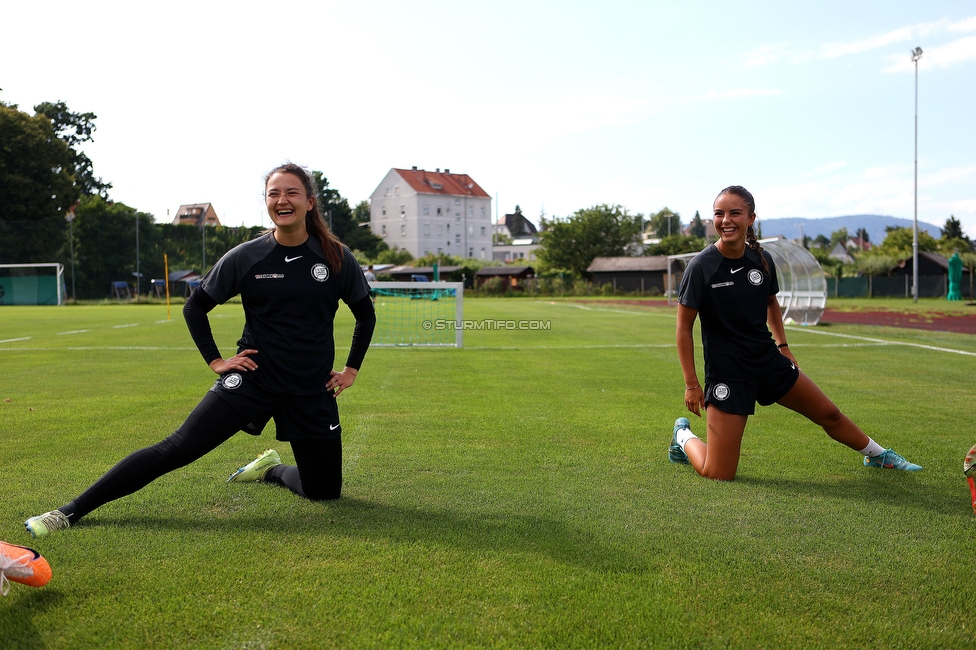 Trainingsauftakt Sturm Graz Damen
OEFB Frauen Bundesliga, Trainingsauftakt SK Sturm Graz Damen, Postplatz Puntigam, 17.07.2023. 

Foto zeigt Vanessa Gritzner (Sturm Damen) und Jasmin Reichmann (Sturm Damen)
