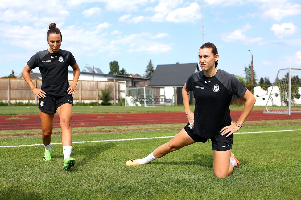 Trainingsauftakt Sturm Graz Damen
OEFB Frauen Bundesliga, Trainingsauftakt SK Sturm Graz Damen, Postplatz Puntigam, 17.07.2023. 

Foto zeigt Andrea Glibo (Sturm Damen) und Laura Krumboeck (Sturm Damen)
