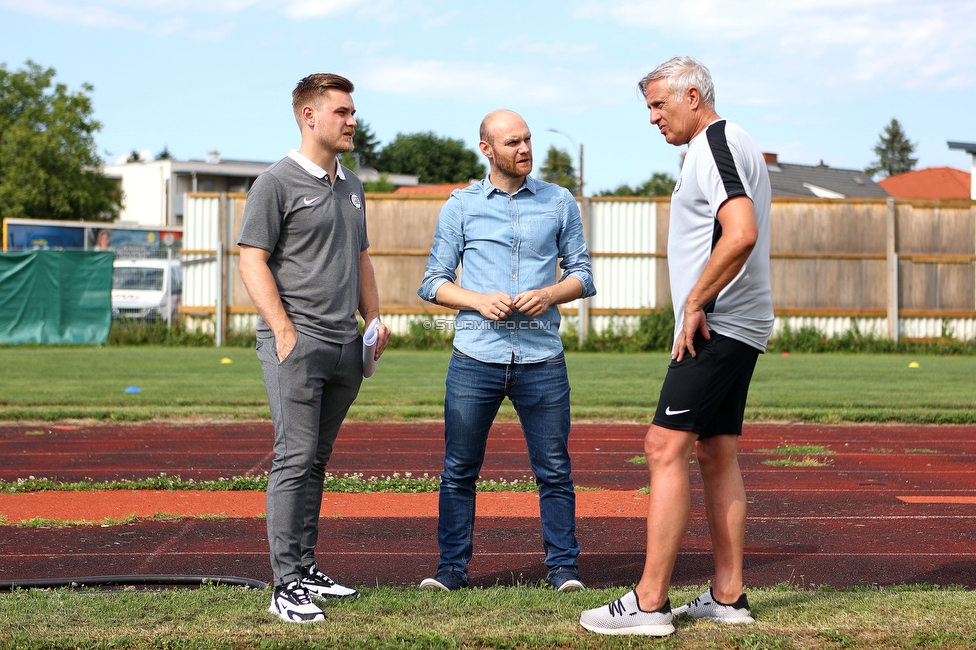 Trainingsauftakt Sturm Graz Damen
OEFB Frauen Bundesliga, Trainingsauftakt SK Sturm Graz Damen, Postplatz Puntigam, 17.07.2023. 

Foto zeigt Michael Erlitz (Sportlicher Leiter Sturm Damen), Mario Karner (Technischer Direktor Sturm Damen) und Helmut Degen (Organisatorischer Leiter Sturm Damen)
