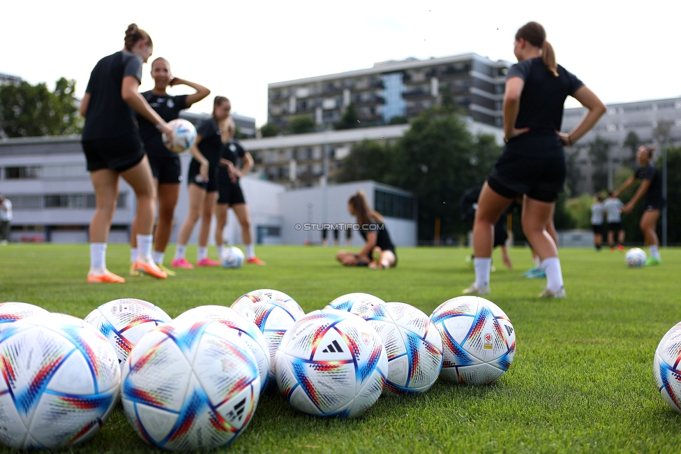 Trainingsauftakt Sturm Graz Damen
OEFB Frauen Bundesliga, Trainingsauftakt SK Sturm Graz Damen, Postplatz Puntigam, 17.07.2023. 

Foto zeigt die Mannschaft der Sturm Damen
