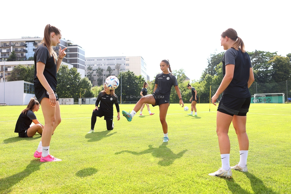 Trainingsauftakt Sturm Graz Damen
OEFB Frauen Bundesliga, Trainingsauftakt SK Sturm Graz Damen, Postplatz Puntigam, 17.07.2023. 

Foto zeigt die Mannschaft der Sturm Damen
