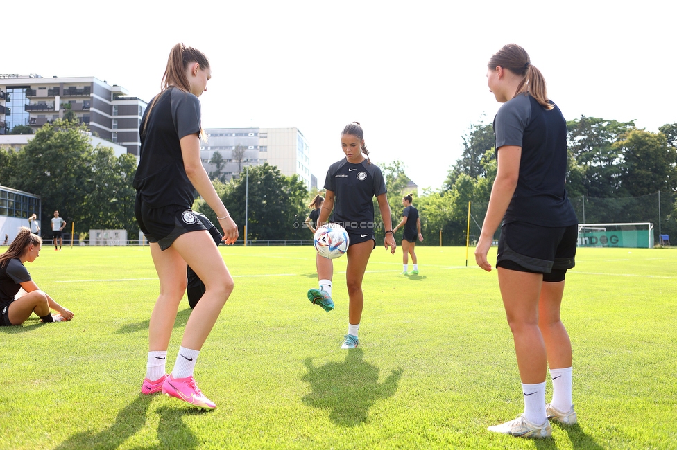 Trainingsauftakt Sturm Graz Damen
OEFB Frauen Bundesliga, Trainingsauftakt SK Sturm Graz Damen, Postplatz Puntigam, 17.07.2023. 

Foto zeigt die Mannschaft der Sturm Damen
