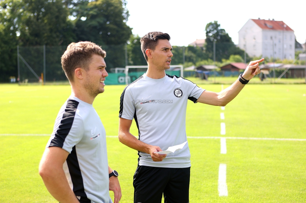 Trainingsauftakt Sturm Graz Damen
OEFB Frauen Bundesliga, Trainingsauftakt SK Sturm Graz Damen, Postplatz Puntigam, 17.07.2023. 

Foto zeigt David Url (Athletiktrainer Sturm Damen) und Tode Djakovic (Videoanalyst Sturm Damen)
