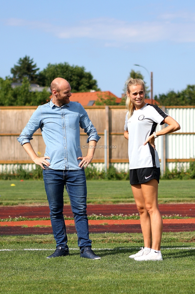 Trainingsauftakt Sturm Graz Damen
OEFB Frauen Bundesliga, Trainingsauftakt SK Sturm Graz Damen, Postplatz Puntigam, 17.07.2023. 

Foto zeigt Mario Karner (Technischer Direktor Sturm Damen) und Carmen Schauer (Physiotherapeutin Sturm Damen)
