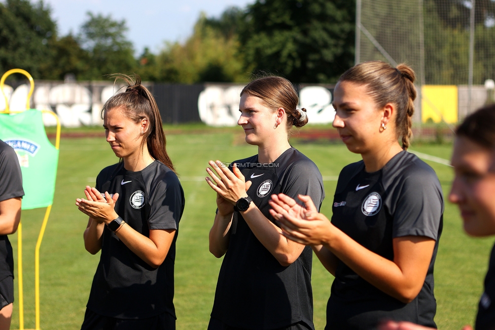 Trainingsauftakt Sturm Graz Damen
OEFB Frauen Bundesliga, Trainingsauftakt SK Sturm Graz Damen, Postplatz Puntigam, 17.07.2023. 

Foto zeigt Stefanie Grossgasteiger (Sturm Damen), Sophie Maierhofer (Sturm Damen) und Krajinovic Ruzica (Sturm Damen)
