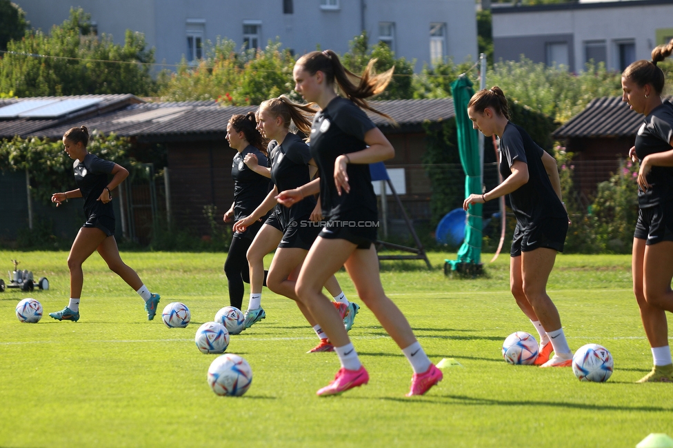 Trainingsauftakt Sturm Graz Damen
OEFB Frauen Bundesliga, Trainingsauftakt SK Sturm Graz Damen, Postplatz Puntigam, 17.07.2023. 

Foto zeigt die Mannschaft der Sturm Damen
