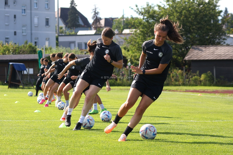 Trainingsauftakt Sturm Graz Damen
OEFB Frauen Bundesliga, Trainingsauftakt SK Sturm Graz Damen, Postplatz Puntigam, 17.07.2023. 

Foto zeigt die Mannschaft der Sturm Damen
