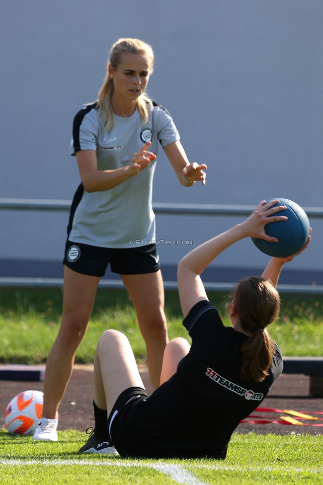 Trainingsauftakt Sturm Graz Damen
OEFB Frauen Bundesliga, Trainingsauftakt SK Sturm Graz Damen, Postplatz Puntigam, 17.07.2023. 

Foto zeigt Carmen Schauer (Physiotherapeutin Sturm Damen)
