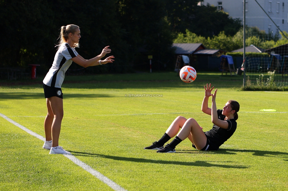 Trainingsauftakt Sturm Graz Damen
OEFB Frauen Bundesliga, Trainingsauftakt SK Sturm Graz Damen, Postplatz Puntigam, 17.07.2023. 

Foto zeigt Carmen Schauer (Physiotherapeutin Sturm Damen) und Anique Seethaler (Sturm Damen)
