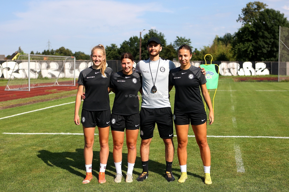 Trainingsauftakt Sturm Graz Damen
OEFB Frauen Bundesliga, Trainingsauftakt SK Sturm Graz Damen, Postplatz Puntigam, 17.07.2023. 

Foto zeigt Lena Breznik (Sturm Damen), Sostaric-Karic Tija (Sturm Damen), Sargon Duran (Cheftrainer Sturm Damen) und Krajinovic Ruzica (Sturm Damen)
