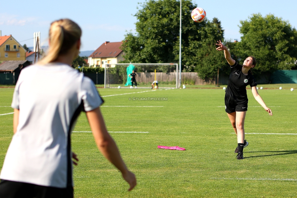 Trainingsauftakt Sturm Graz Damen
OEFB Frauen Bundesliga, Trainingsauftakt SK Sturm Graz Damen, Postplatz Puntigam, 17.07.2023. 

Foto zeigt Carmen Schauer (Physiotherapeutin Sturm Damen) und Anique Seethaler (Sturm Damen)
