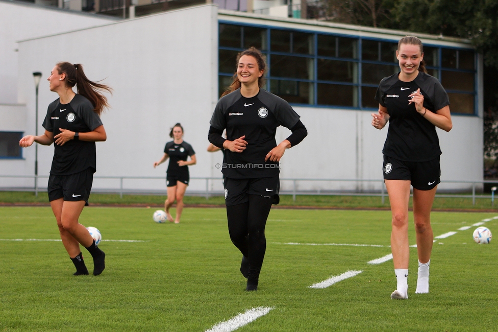 Trainingsauftakt Sturm Graz Damen
OEFB Frauen Bundesliga, Trainingsauftakt SK Sturm Graz Damen, Postplatz Puntigam, 17.07.2023. 

Foto zeigt Vanessa Gritzner (Sturm Damen) und Merle Kirschstein (Sturm Damen)
