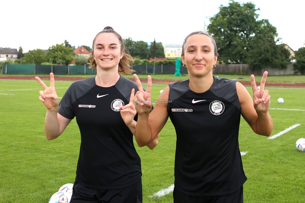 Trainingsauftakt Sturm Graz Damen
OEFB Frauen Bundesliga, Trainingsauftakt SK Sturm Graz Damen, Postplatz Puntigam, 17.07.2023. 

Foto zeigt Merle Kirschstein (Sturm Damen) und Andrea Glibo (Sturm Damen)
