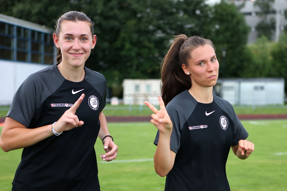 Trainingsauftakt Sturm Graz Damen
OEFB Frauen Bundesliga, Trainingsauftakt SK Sturm Graz Damen, Postplatz Puntigam, 17.07.2023. 

Foto zeigt Laura Krumboeck (Sturm Damen) und Stefanie Grossgasteiger (Sturm Damen)
