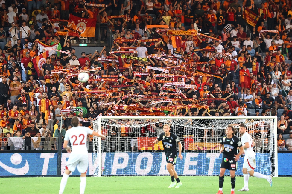 Sturm Graz - Galatasaray Istanbul
Testspiel, SK Sturm Graz - Galatasaray Istanbul, Stadion Liebenau, Graz 18.07.2023. 

Foto zeigt Fans von Galatasaray

