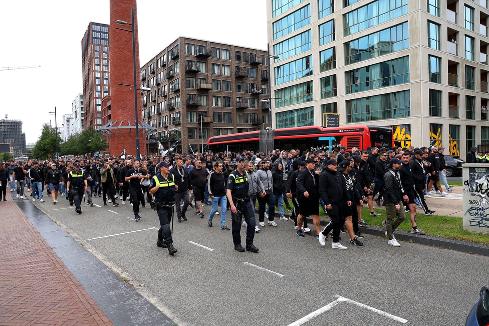 PSV Eindhoven - Sturm Graz
UEFA Champions League Qualifikation 3. Runde, PSV Eindhoven - SK Sturm Graz, Philips Stadion Eindhoven, 08.08.2023. 

Foto zeigt Fans von Sturm beim Corteo
