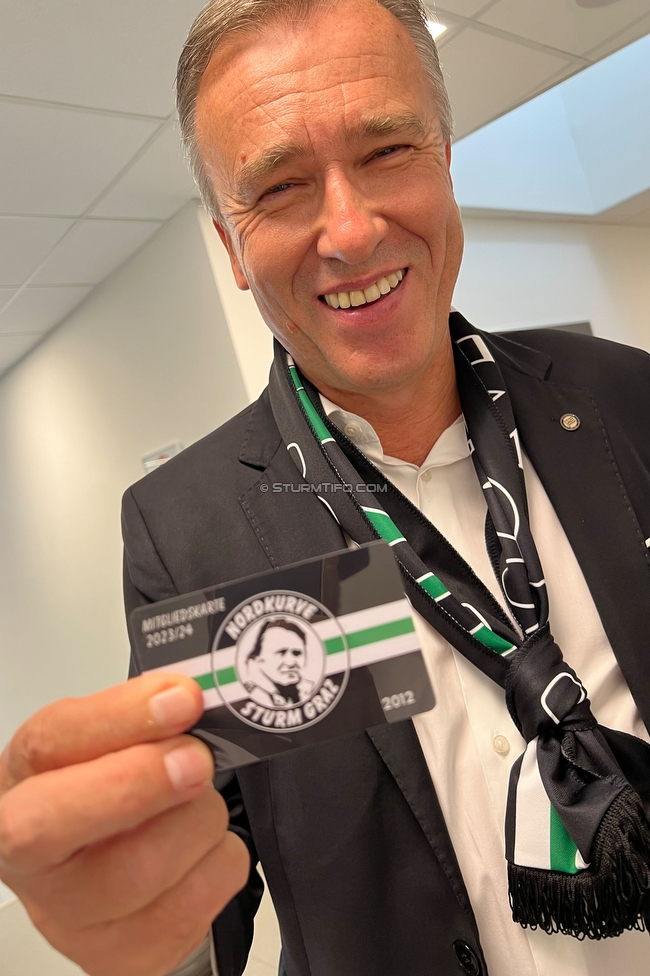 Sturm Graz - Austria Klagenfurt
Oesterreichische Fussball Bundesliga, 3. Runde, SK Sturm Graz - SK Austria Klagenfurt, Stadion Liebenau Graz, 12.08.2023. 

Foto zeigt Christian Jauk (Praesident Sturm) mit der Mitgliedskarte und dem Schal der Nordkurve Sturm Graz
