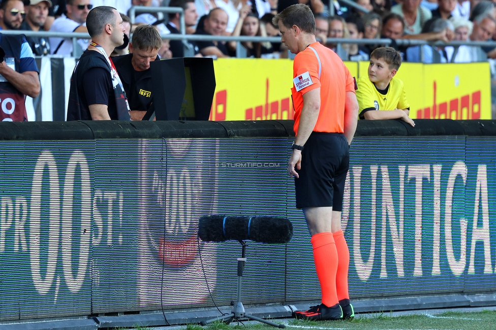 Sturm Graz - Austria Klagenfurt
Oesterreichische Fussball Bundesliga, 3. Runde, SK Sturm Graz - SK Austria Klagenfurt, Stadion Liebenau Graz, 12.08.2023. 

Foto zeigt Schiedsrichter Markus Hameter beim VAR
