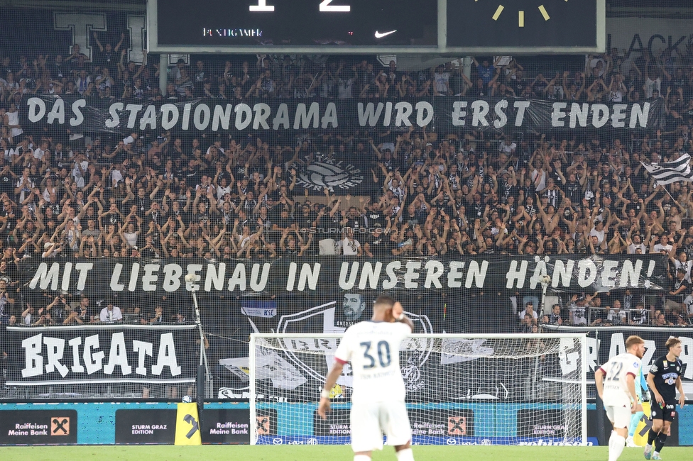 Sturm Graz - PSV Eindhoven
UEFA Champions League Qualifikation 3. Runde, SK Sturm Graz - PSV Eindhoven, Stadion Liebenau Graz, 15.08.2023. 

Foto zeigt Fans von Sturm mit einem Spruchband
Schlüsselwörter: sturmstadion