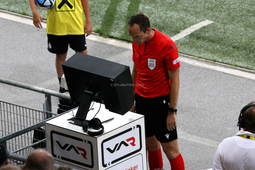 Sturm Graz - PSV Eindhoven
UEFA Champions League Qualifikation 3. Runde, SK Sturm Graz - PSV Eindhoven, Stadion Liebenau Graz, 15.08.2023. 

Foto zeigt Schiedsrichter Srdjan Jovanovic beim VAR
