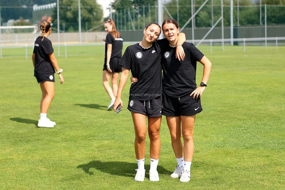 SVK Wildcats - Sturm Graz Damen
SPORTLAND Niederoesterreich Frauen Cup, SVK Wildcats - SK Sturm Graz, TRIOTRONIK Stadion Krottendorf, 19.08.2023. 

Foto zeigt Andrea Glibo (Sturm Damen) und Leonie Christin Tragl (Sturm Damen)
