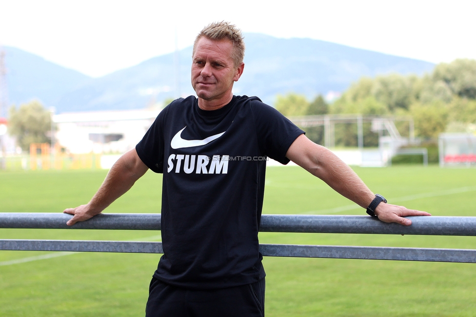 SVK Wildcats - Sturm Graz Damen
SPORTLAND Niederoesterreich Frauen Cup, SVK Wildcats - SK Sturm Graz, TRIOTRONIK Stadion Krottendorf, 19.08.2023. 

Foto zeigt Daniel Gutschi (Torwart-Trainer Sturm Damen)
