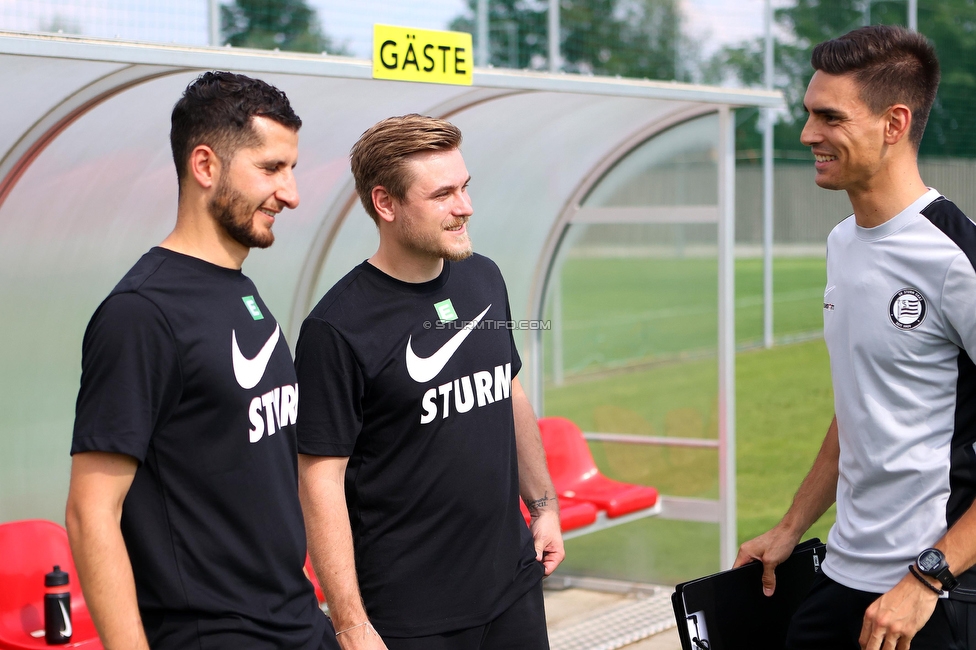 SVK Wildcats - Sturm Graz Damen
SPORTLAND Niederoesterreich Frauen Cup, SVK Wildcats - SK Sturm Graz, TRIOTRONIK Stadion Krottendorf, 19.08.2023. 

Foto zeigt Sargon Duran (Cheftrainer Sturm Damen), Michael Erlitz (Sportlicher Leiter Sturm Damen) und Tode Djakovic (Videoanalyst Sturm Damen)
