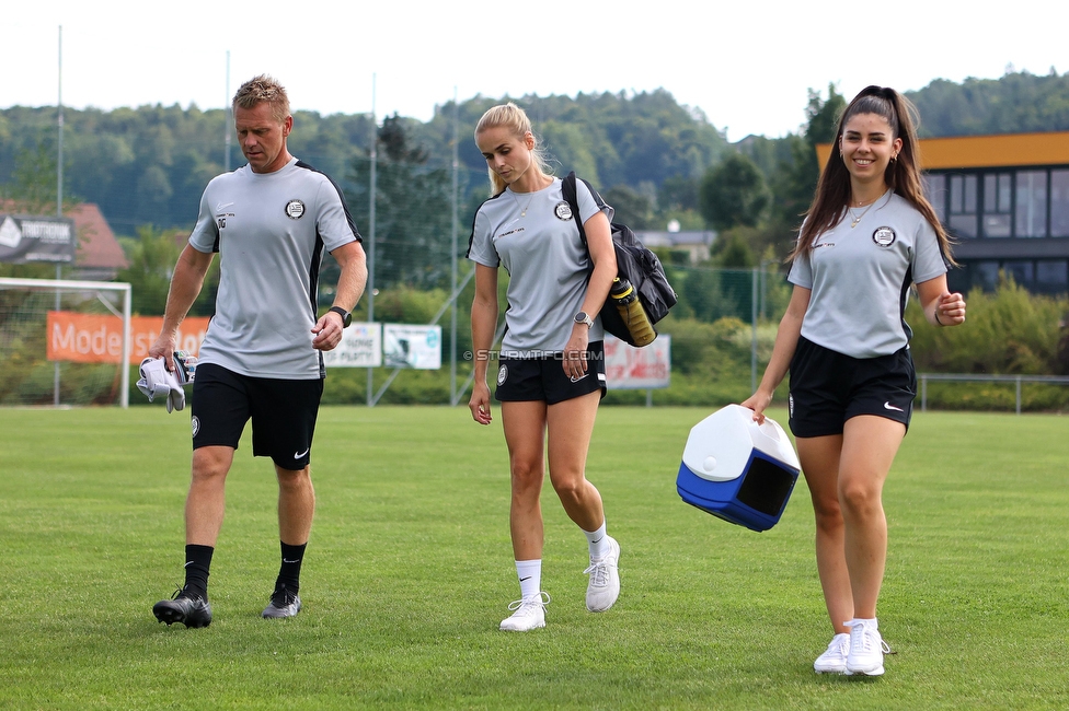 SVK Wildcats - Sturm Graz Damen
SPORTLAND Niederoesterreich Frauen Cup, SVK Wildcats - SK Sturm Graz, TRIOTRONIK Stadion Krottendorf, 19.08.2023. 

Foto zeigt Daniel Gutschi (Torwart-Trainer Sturm Damen), Carmen Schauer (Physiotherapeutin Sturm Graz) und Carina Tretnjak (Masseurin Sturm Damen)
