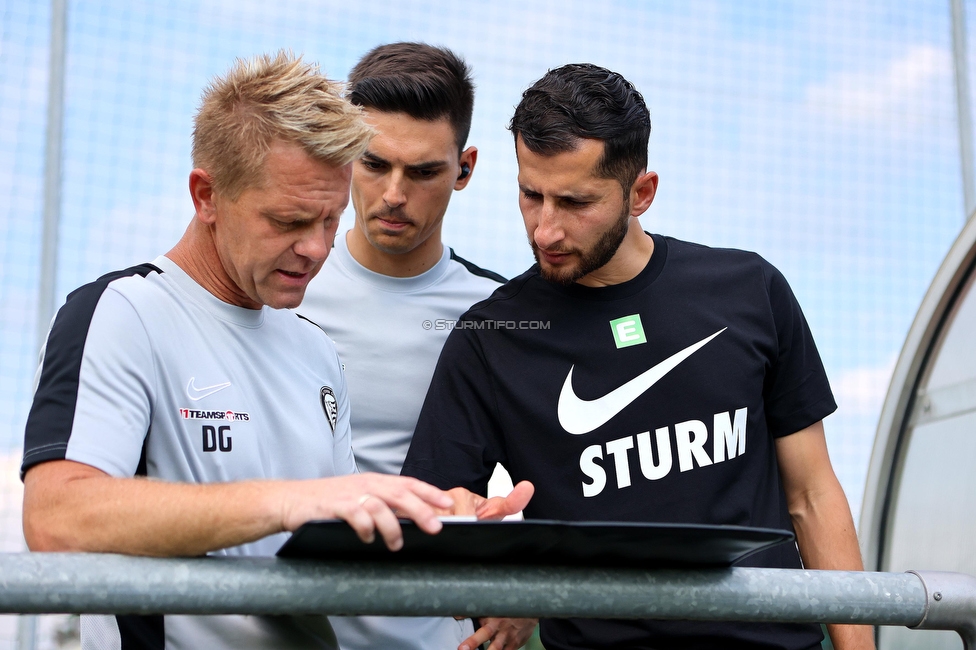 SVK Wildcats - Sturm Graz Damen
SPORTLAND Niederoesterreich Frauen Cup, SVK Wildcats - SK Sturm Graz, TRIOTRONIK Stadion Krottendorf, 19.08.2023. 

Foto zeigt Daniel Gutschi (Torwart-Trainer Sturm Damen), Tode Djakovic (Videoanalyst Sturm Damen) und Sargon Duran (Cheftrainer Sturm Damen)
