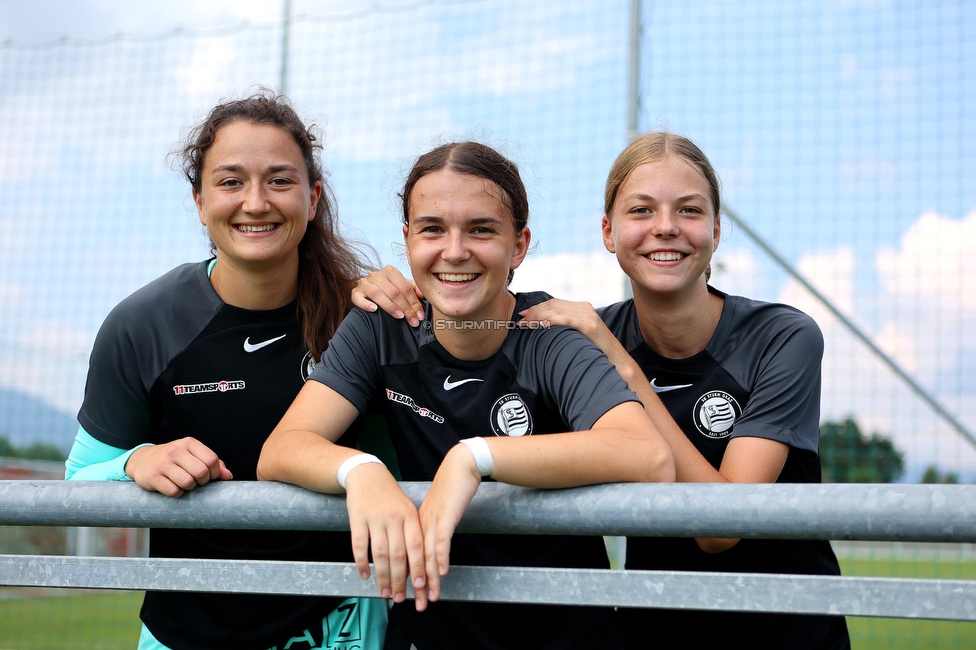 SVK Wildcats - Sturm Graz Damen
SPORTLAND Niederoesterreich Frauen Cup, SVK Wildcats - SK Sturm Graz, TRIOTRONIK Stadion Krottendorf, 19.08.2023. 

Foto zeigt Vanessa Gritzner (Sturm Damen), Leonie Christin Tragl (Sturm Damen) und Victoria Glabonjat (Sturm Damen)
