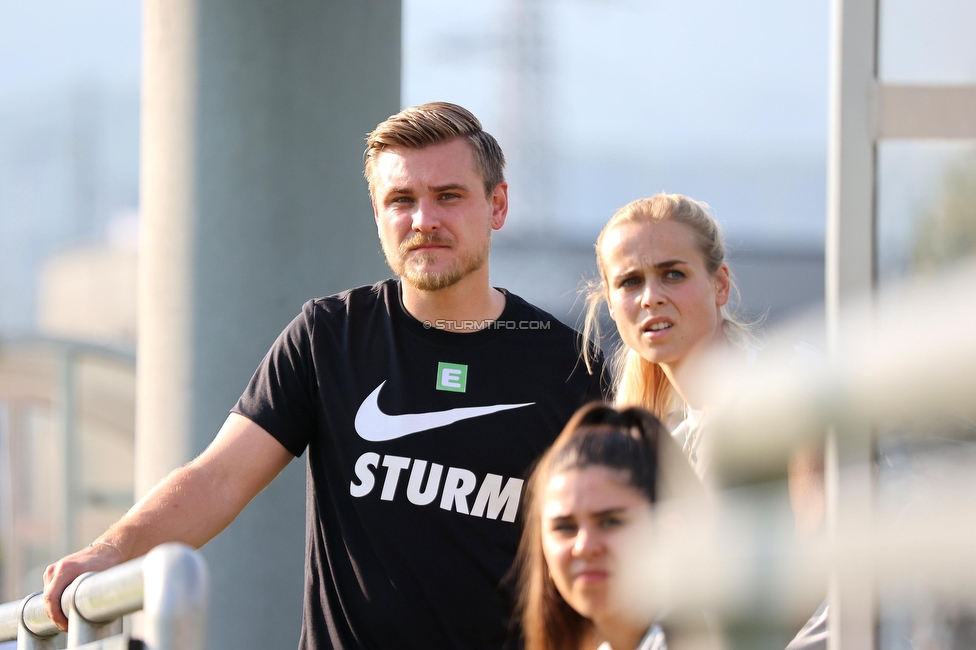 SVK Wildcats - Sturm Graz Damen
SPORTLAND Niederoesterreich Frauen Cup, SVK Wildcats - SK Sturm Graz, TRIOTRONIK Stadion Krottendorf, 19.08.2023. 

Foto zeigt Michael Erlitz (Sportlicher Leiter Sturm Damen) und Carmen Schauer (Physiotherapeutin Sturm Graz)
