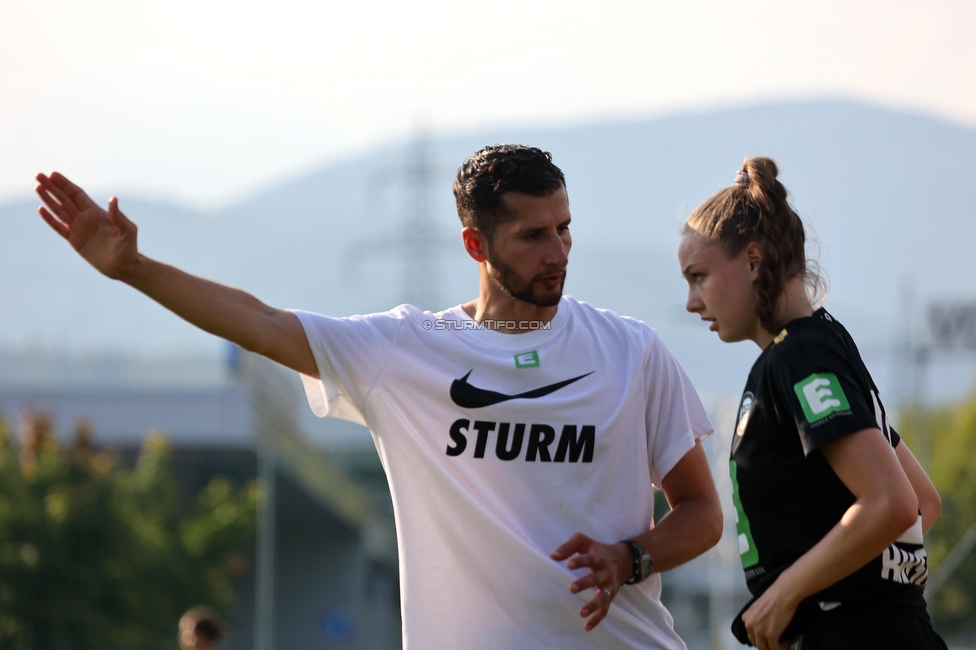 SVK Wildcats - Sturm Graz Damen
SPORTLAND Niederoesterreich Frauen Cup, SVK Wildcats - SK Sturm Graz, TRIOTRONIK Stadion Krottendorf, 19.08.2023. 

Foto zeigt Sargon Duran (Cheftrainer Sturm Damen) und Merle Kirschstein (Sturm Damen)
