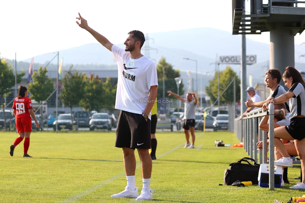 SVK Wildcats - Sturm Graz Damen
SPORTLAND Niederoesterreich Frauen Cup, SVK Wildcats - SK Sturm Graz, TRIOTRONIK Stadion Krottendorf, 19.08.2023. 

Foto zeigt Sargon Duran (Cheftrainer Sturm Damen)
