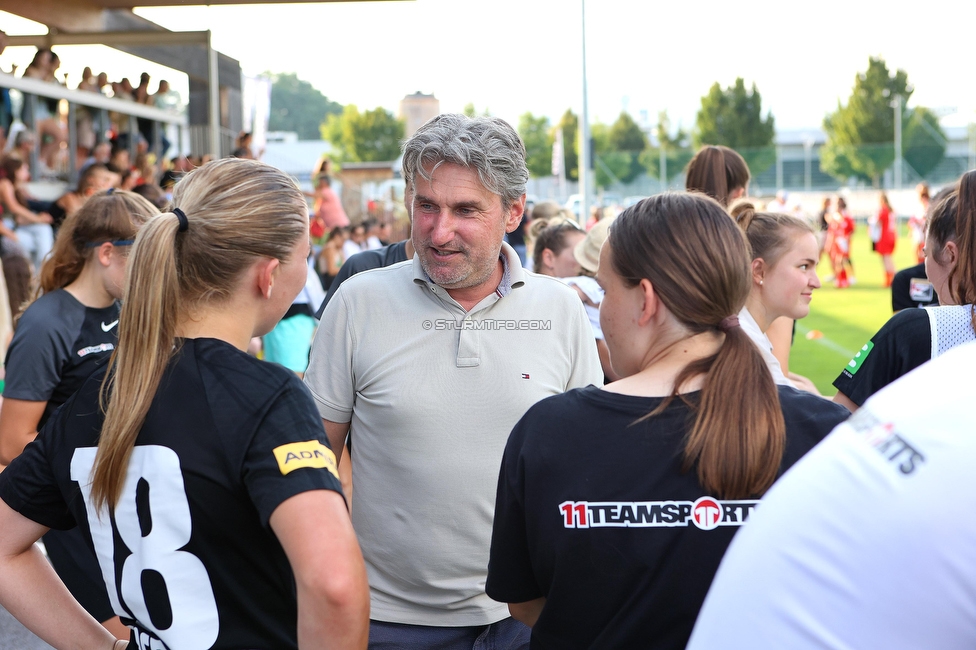 SVK Wildcats - Sturm Graz Damen
SPORTLAND Niederoesterreich Frauen Cup, SVK Wildcats - SK Sturm Graz, TRIOTRONIK Stadion Krottendorf, 19.08.2023. 

Foto zeigt Anna Wirnsberger (Sturm Damen), Christian Lang und Julia Keutz (Sturm Damen)
