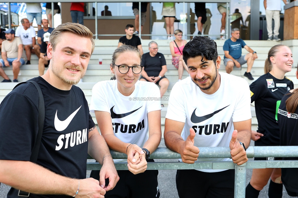 SVK Wildcats - Sturm Graz Damen
SPORTLAND Niederoesterreich Frauen Cup, SVK Wildcats - SK Sturm Graz, TRIOTRONIK Stadion Krottendorf, 19.08.2023. 

Foto zeigt Michael Erlitz (Sportlicher Leiter Sturm Damen), Nina Huetter (Teammanagerin Aka Sturm Damen) und Junos (Teammanager Sturm Damen U16)
