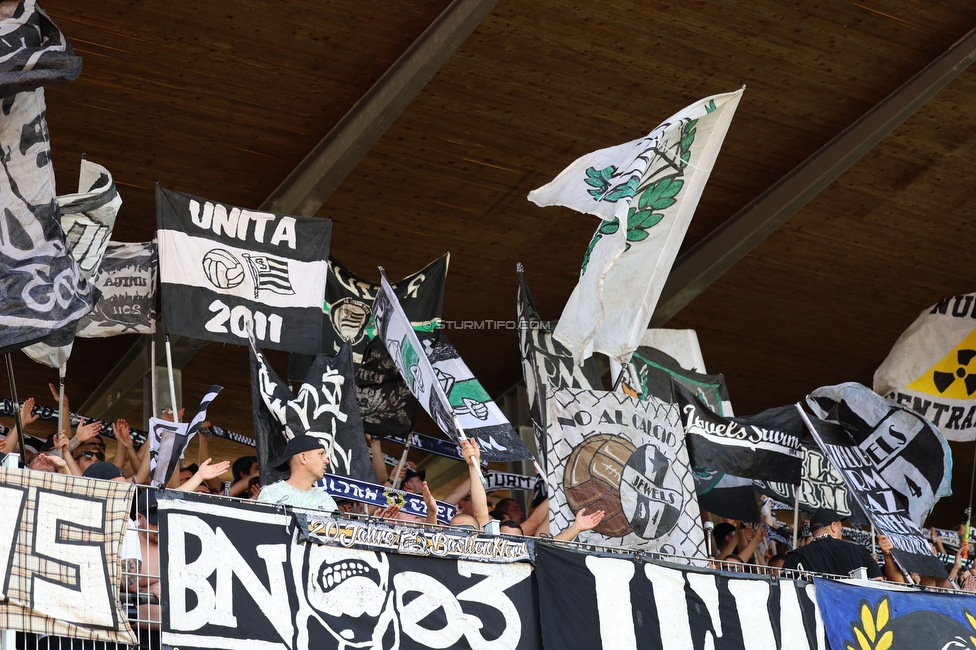 Austria Lustenau - Sturm Graz
Oesterreichische Fussball Bundesliga, 3. Runde, SC Austria Lustenau - SK Sturm Graz, Reichshofstadion Lustenau, 19.08.2023. 

Foto zeigt Fans von Sturm
Schlüsselwörter: unita bastion jewels