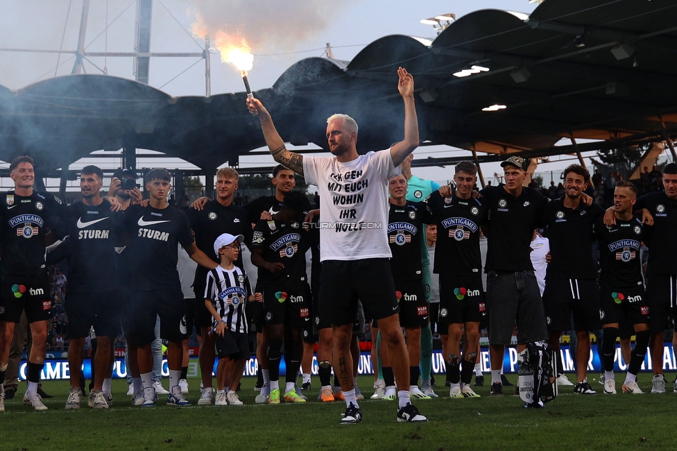 Sturm Graz - BW Linz
Oesterreichische Fussball Bundesliga, 4. Runde, SK Sturm Graz - FC Blau Weiss Linz, Stadion Liebenau Graz, 26.08.2023. 

Foto zeigt Jakob Jantscher (Sturm) und Fans von Sturm
