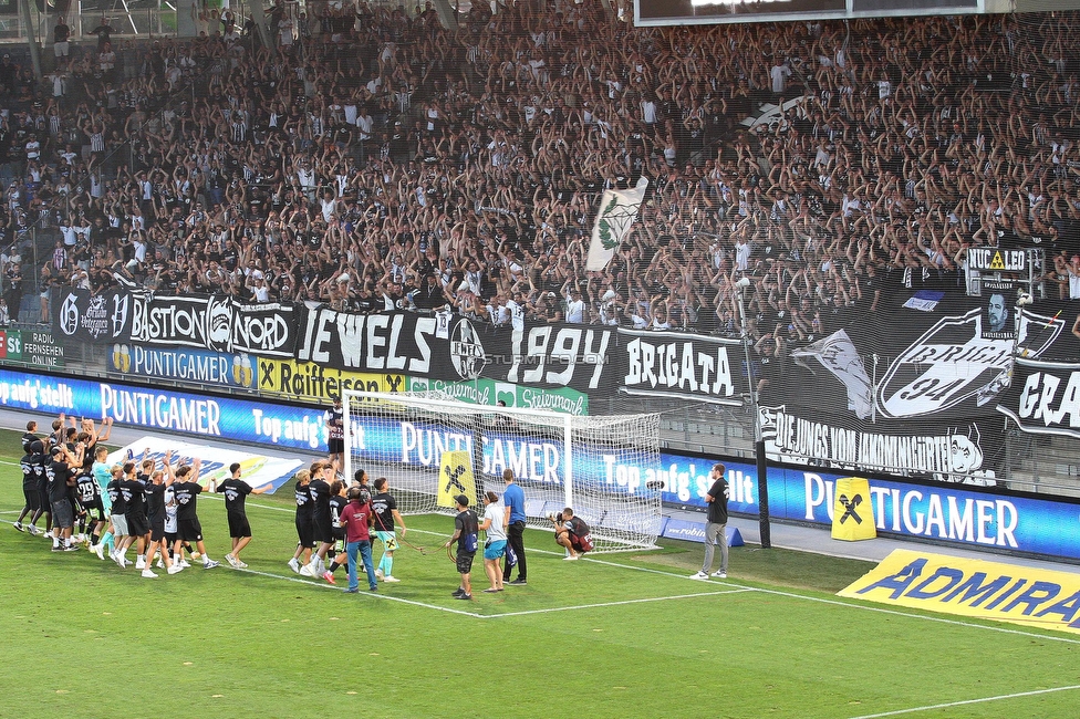 Sturm Graz - BW Linz
Oesterreichische Fussball Bundesliga, 5. Runde, SK Sturm Graz - Blau-Weiss Linz, Stadion Liebenau Graz, 26.08.2023. 

Foto zeigt die Mannschaft von Sturm und Fans von Sturm
