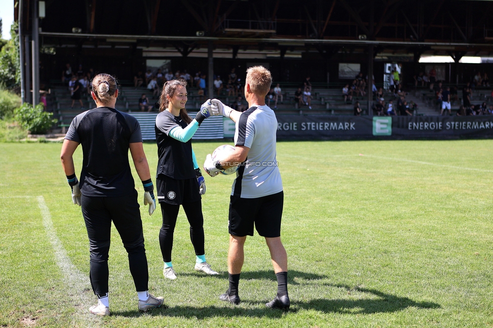 Sturm Damen - SPG FC Lustenau FC Dornbirn Ladies
OEFB Frauen Bundesliga, 1. Runde, SK Sturm Graz Damen - SPG FC Lustenau FC Dornbirn Ladies, Gruabn Graz, 26.08.2023. 

Foto zeigt Mariella El Sherif (Sturm Damen), Vanessa Gritzner (Sturm Damen) und Daniel Gutschi (Torwart-Trainer Sturm Damen)
