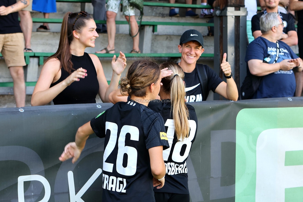 Sturm Damen - SPG FC Lustenau FC Dornbirn Ladies
OEFB Frauen Bundesliga, 1. Runde, SK Sturm Graz Damen - SPG FC Lustenau FC Dornbirn Ladies, Gruabn Graz, 26.08.2023. 

Foto zeigt Anna Malle, Emily Cancienne (Cheftrainerin Akademie Sturm Damen), Leonie Christin Tragl (Sturm Damen) und Anna Wirnsberger (Sturm Damen)
