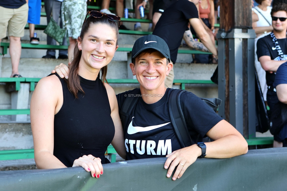 Sturm Damen - SPG FC Lustenau FC Dornbirn Ladies
OEFB Frauen Bundesliga, 1. Runde, SK Sturm Graz Damen - SPG FC Lustenau FC Dornbirn Ladies, Gruabn Graz, 26.08.2023. 

Foto zeigt Anna Malle und Emily Cancienne (Cheftrainerin Akademie Sturm Damen)
