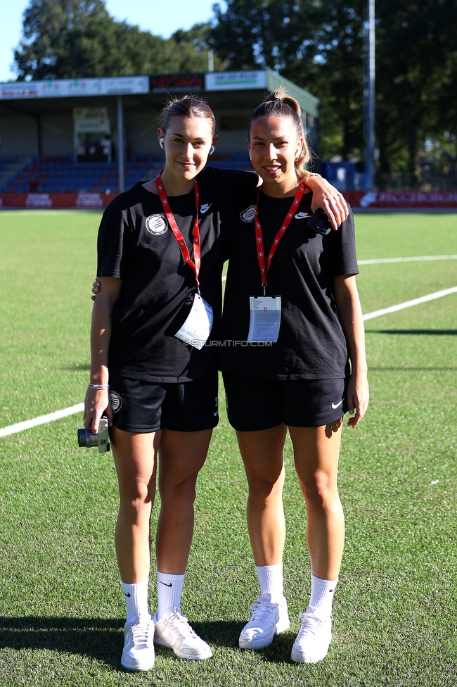 Twente Vrouwen - Sturm Damen
UEFA Champions League Qualifikation, 1. Runde, FC Twente Enschede Vrouwen - SK Sturm Graz Damen, Stadion Schreuserve Enschede, 06.09.2023. 

Foto zeigt Laura Krumboeck (Sturm Damen) und Ruzika Krajinovic (Sturm Damen)
