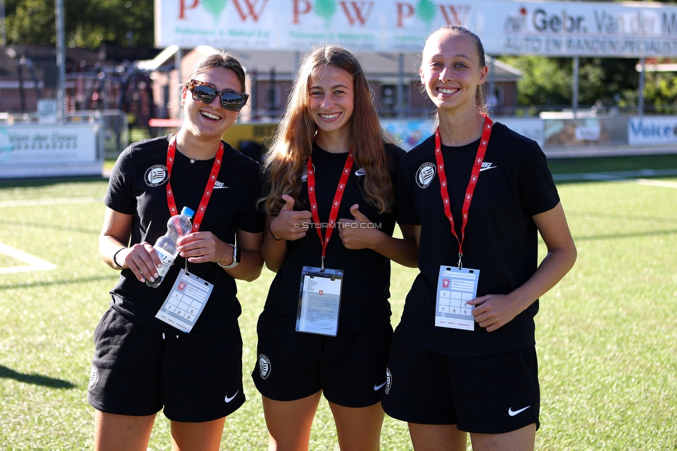 Twente Vrouwen - Sturm Damen
UEFA Champions League Qualifikation, 1. Runde, FC Twente Enschede Vrouwen - SK Sturm Graz Damen, Stadion Schreuserve Enschede, 06.09.2023. 

Foto zeigt Tija Sostaric-Karic (Sturm Damen), Elena Goessler (Sturm Damen) und Christina Gierzinger (Sturm Damen)
