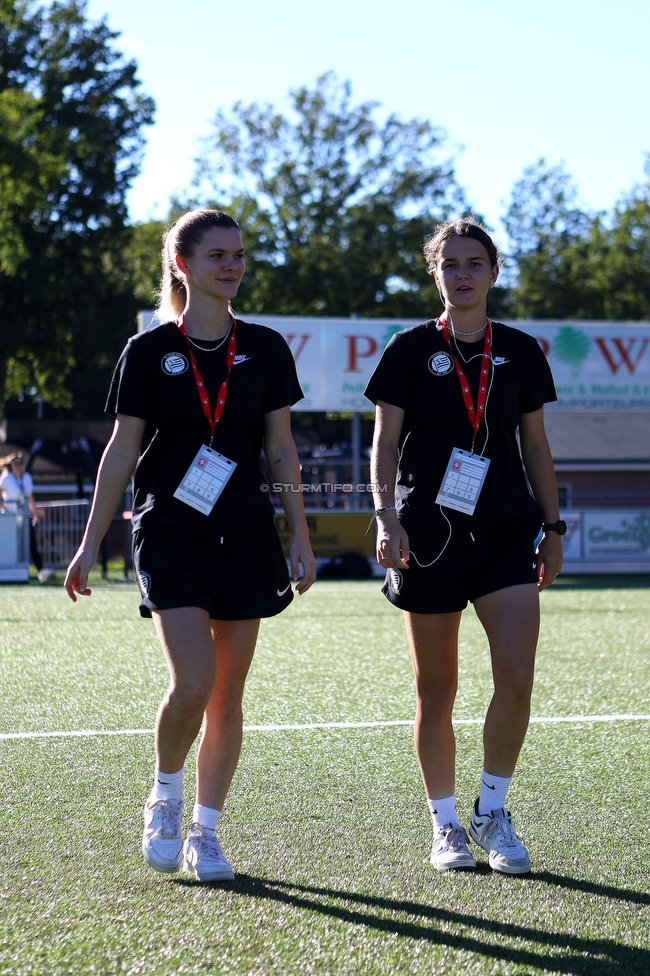 Twente Vrouwen - Sturm Damen
UEFA Champions League Qualifikation, 1. Runde, FC Twente Enschede Vrouwen - SK Sturm Graz Damen, Stadion Schreuserve Enschede, 06.09.2023. 

Foto zeigt Elena Koessler (Sturm Damen)  und Leonie Christin Tragl (Sturm Damen)
