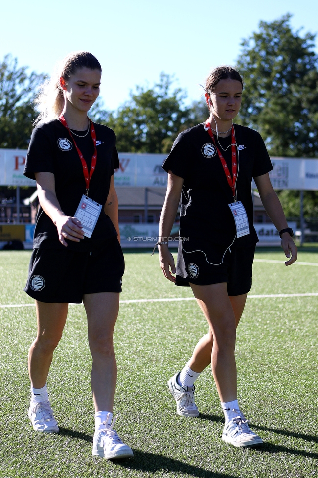 Twente Vrouwen - Sturm Damen
UEFA Champions League Qualifikation, 1. Runde, FC Twente Enschede Vrouwen - SK Sturm Graz Damen, Stadion Schreuserve Enschede, 06.09.2023. 

Foto zeigt Elena Koessler (Sturm Damen)  und Leonie Christin Tragl (Sturm Damen)
