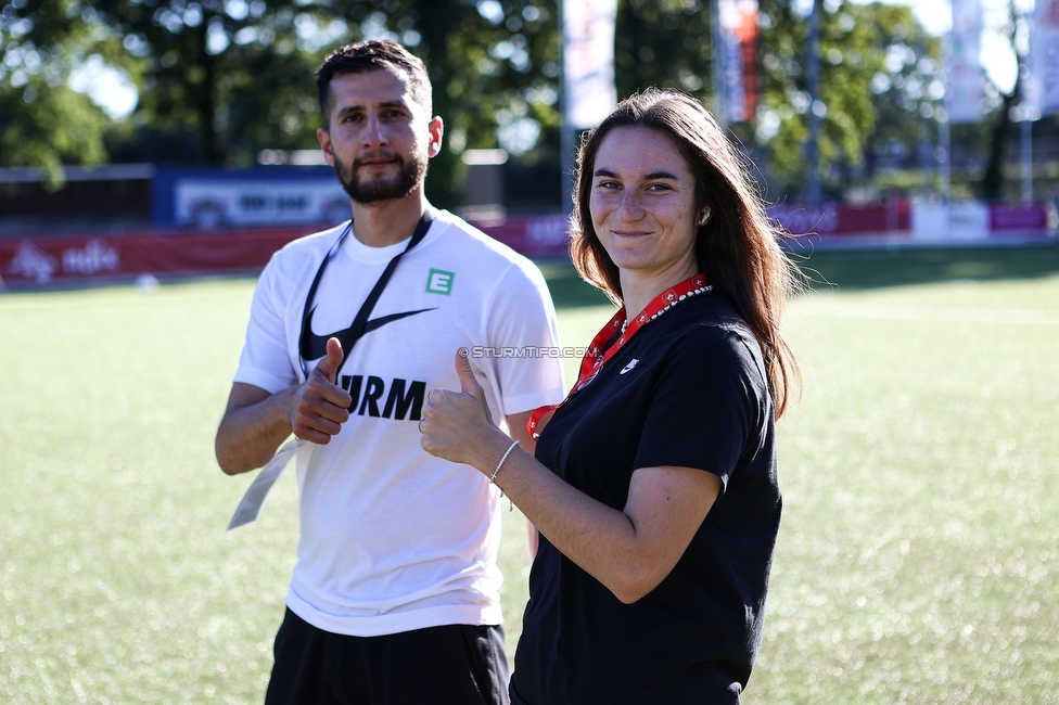 Twente Vrouwen - Sturm Damen
UEFA Champions League Qualifikation, 1. Runde, FC Twente Enschede Vrouwen - SK Sturm Graz Damen, Stadion Schreuserve Enschede, 06.09.2023. 

Foto zeigt Sargon Duran (Cheftrainer Sturm Damen) und Linda Mittermair (Sturm Damen)
