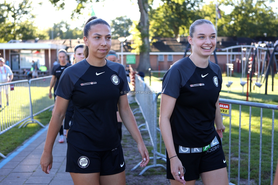 Twente Vrouwen - Sturm Damen
UEFA Champions League Qualifikation, 1. Runde, FC Twente Enschede Vrouwen - SK Sturm Graz Damen, Stadion Schreuserve Enschede, 06.09.2023. 

Foto zeigt Ruzika Krajinovic (Sturm Damen) und Merle Kirschstein (Sturm Damen)
