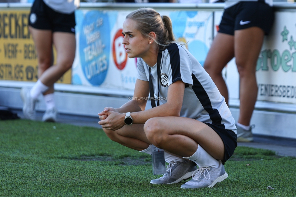 Twente Vrouwen - Sturm Damen
UEFA Champions League Qualifikation, 1. Runde, FC Twente Enschede Vrouwen - SK Sturm Graz Damen, Stadion Schreuserve Enschede, 06.09.2023. 

Foto zeigt Carmen Schauer (Physiotherapeutin Sturm Graz)
