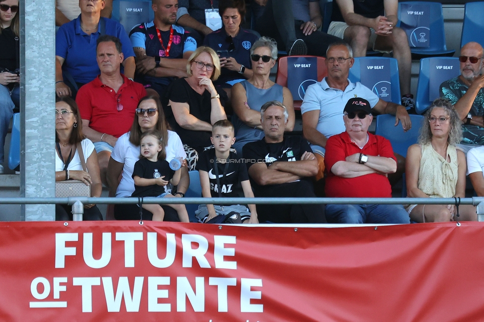 Twente Vrouwen - Sturm Damen
UEFA Champions League Qualifikation, 1. Runde, FC Twente Enschede Vrouwen - SK Sturm Graz Damen, Stadion Schreuserve Enschede, 06.09.2023. 

Foto zeigt Susanne Gorny (Vorstand Sturm) und Helmut Degen (Organisatorischer Leiter Sturm Damen)
